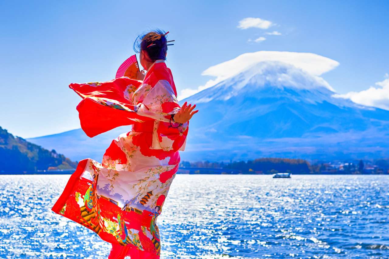 Kobieta w japońskim kimonie na górze Fuji puzzle online