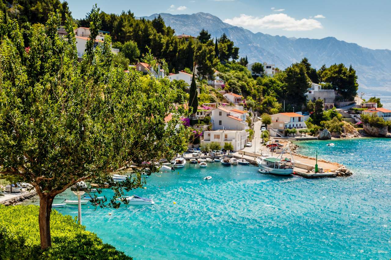 Piękna zatoka Adriatyku i wioska niedaleko Splitu, Chorwacja puzzle online