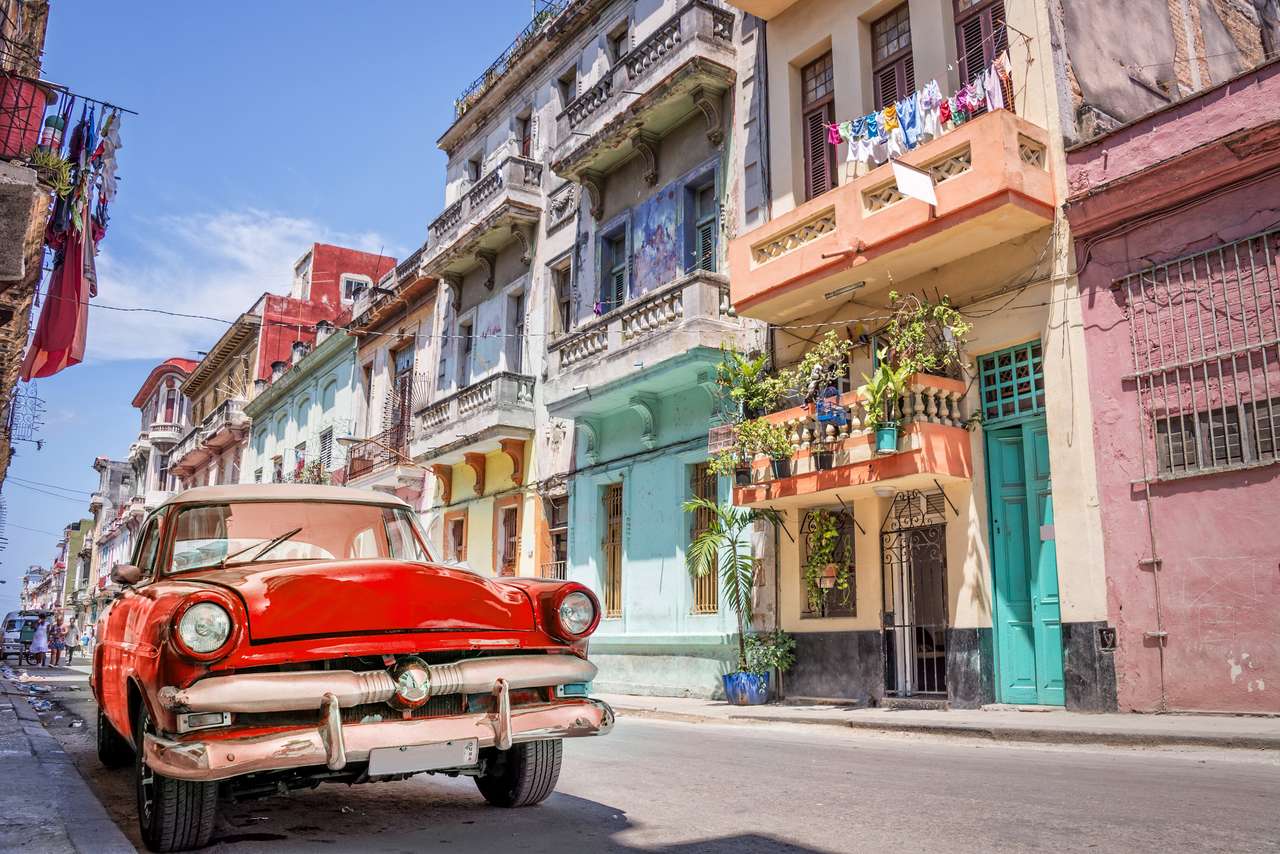 klasyczny czerwony amerykański samochód na ulicy Hawany puzzle online