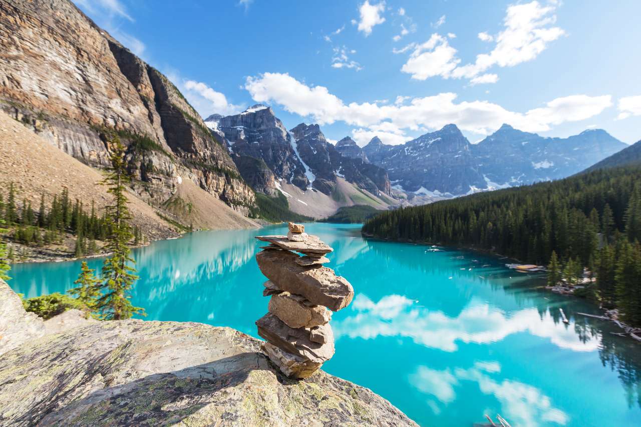 Piękne jezioro morenowe w parku narodowym Banff, Kanada puzzle online