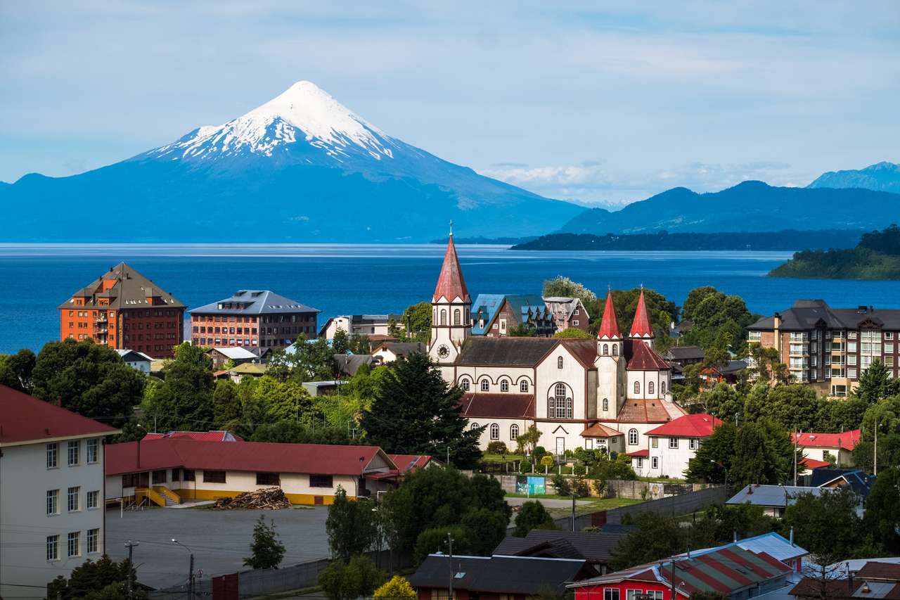 Miasto Puerto Varas z wulkanem Osorno puzzle online