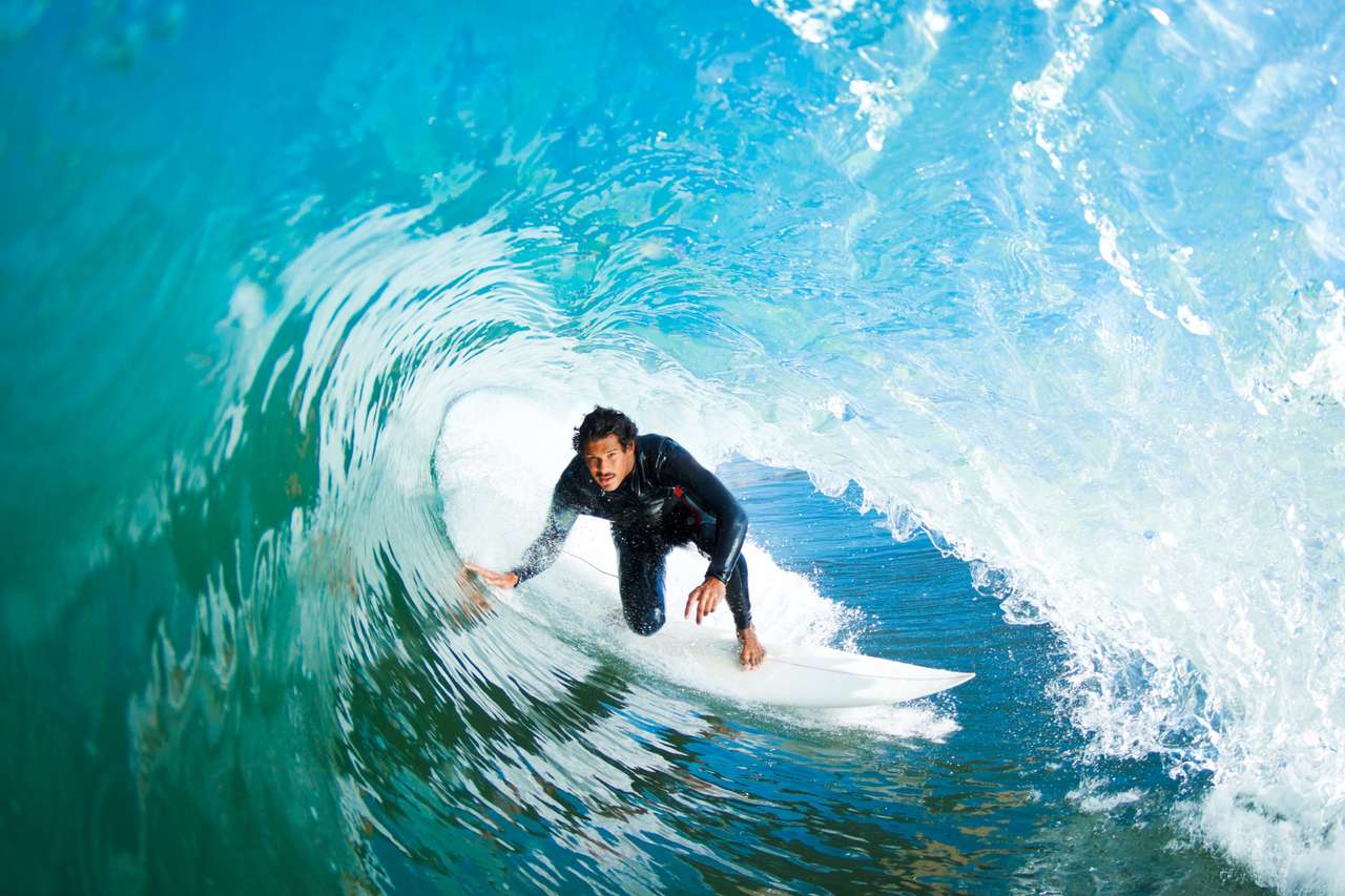 Surfer na błękitnej fali oceanicznej puzzle online