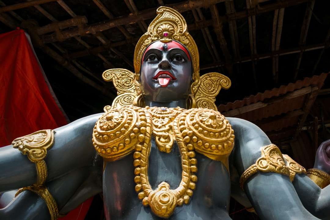 złoty posąg hinduskiego bóstwa w pokoju puzzle online