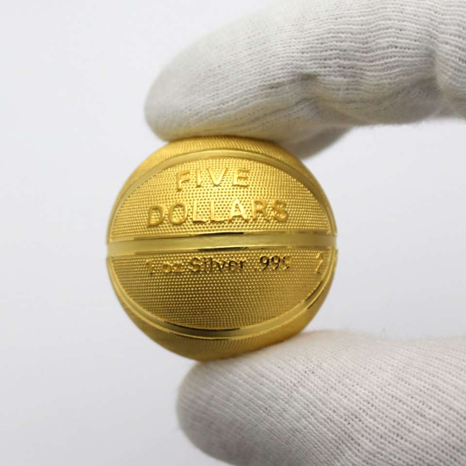 złota okrągła moneta na białym materiale puzzle online