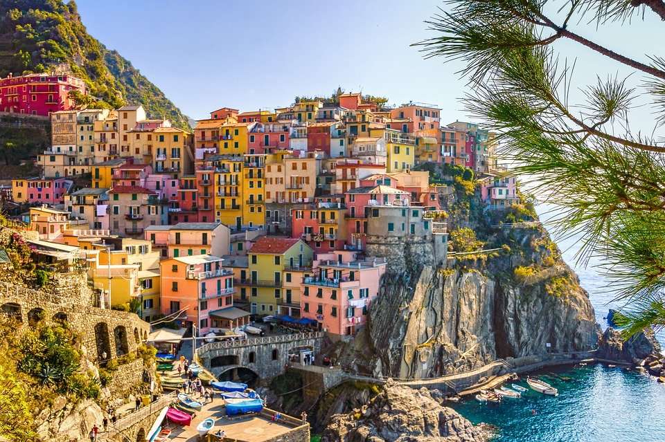 Miasto turystyczne na skałach- Włochy puzzle online