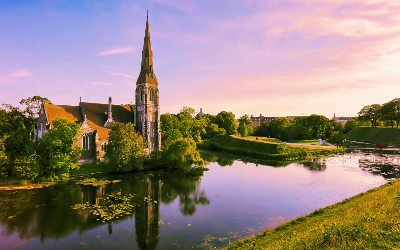 Kościół St.Albans znajdujący się w parku Churchill w Kopenhadze puzzle online