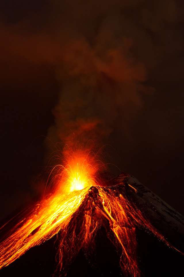 Wulkan Tungurahua eksplodujący w nocy puzzle online