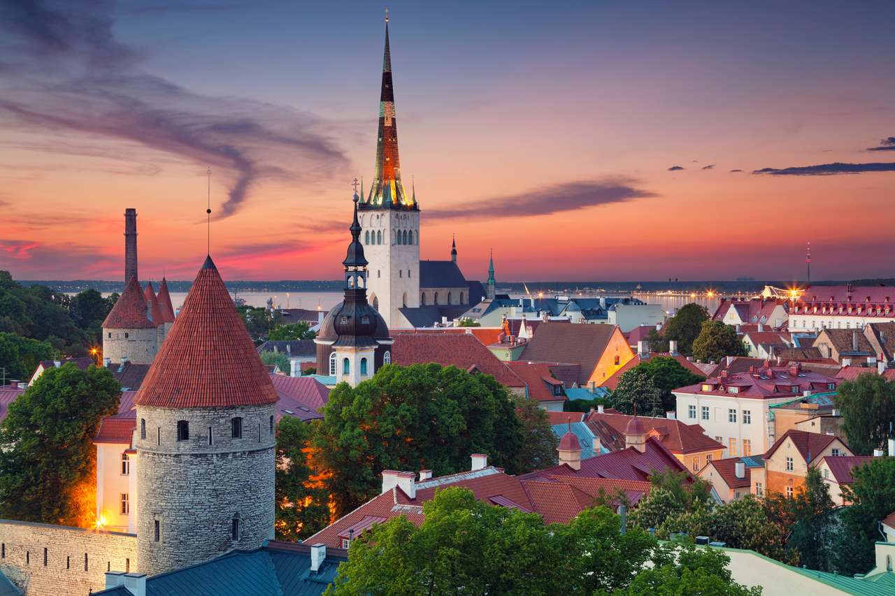 Stare Miasto w Tallinie w Estonii podczas zachodu słońca. puzzle online