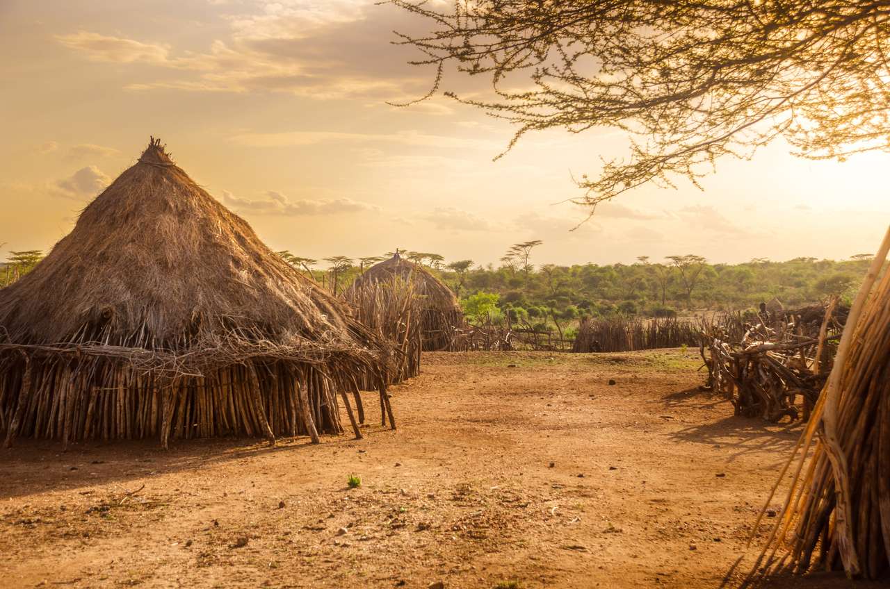 Afryka, Etiopia, w chatach w wiosce Hamer w świetle zachodzącego słońca puzzle online