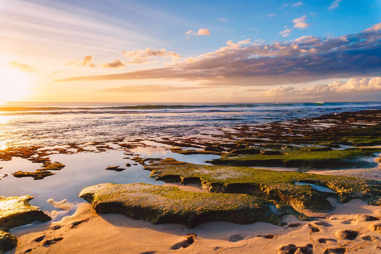 Plaża z błękitnym oceanem i zachodem słońca na niebie puzzle online