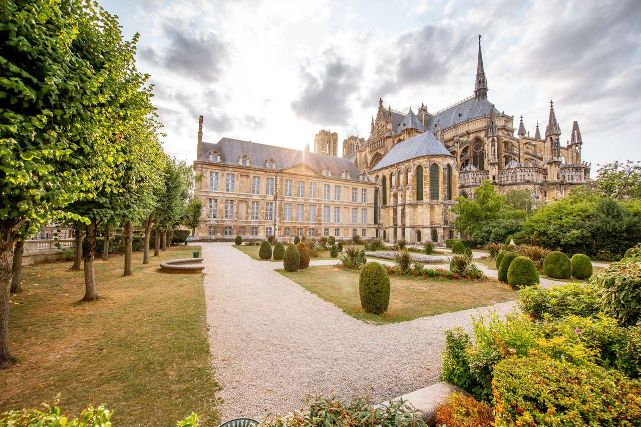 Ogrody Reims - podwórko katedry Notre-Dame puzzle online