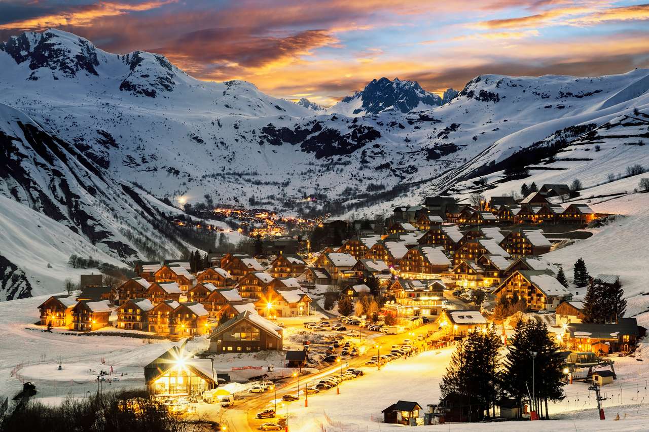 Wieczorny krajobraz i ośrodek narciarski we francuskich Alpach puzzle online
