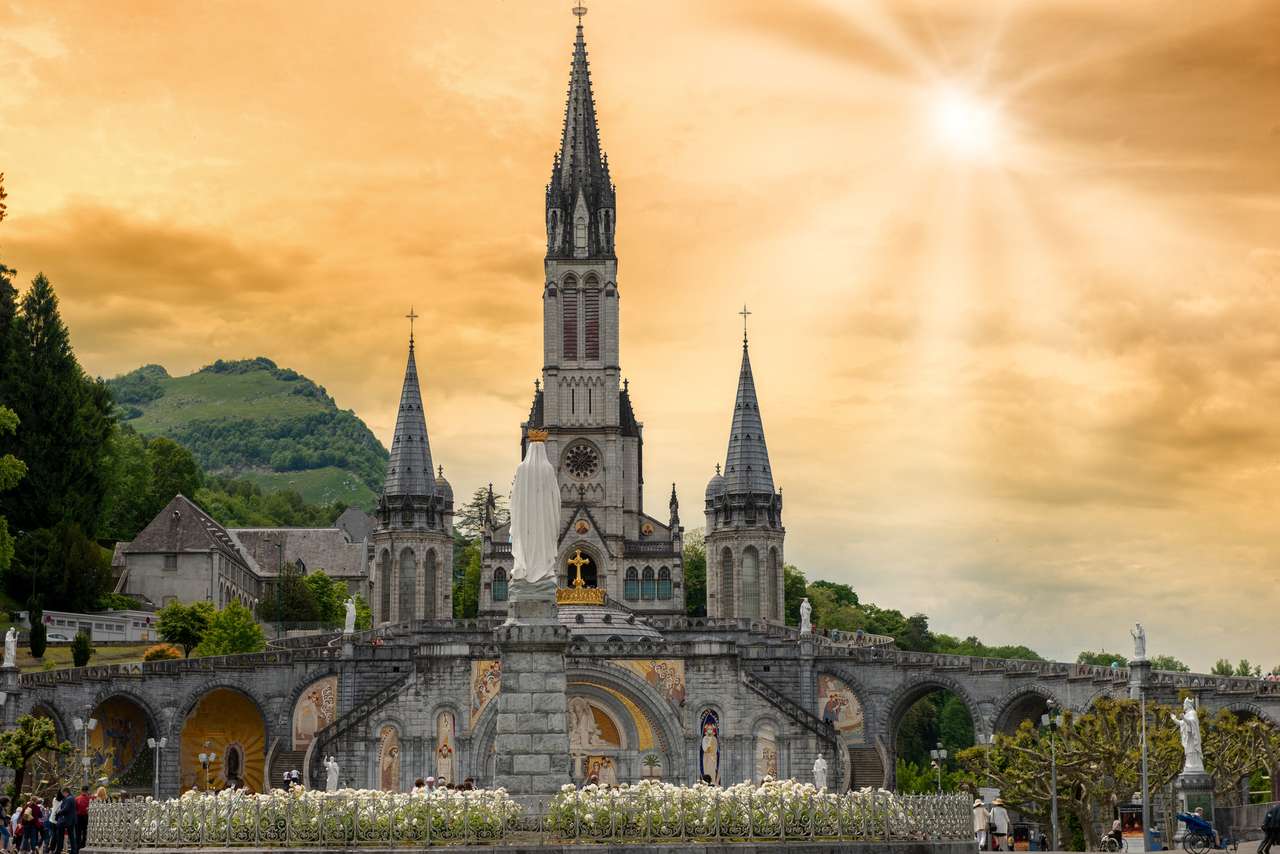 Widok na bazylikę miasta Lourdes we Francji puzzle online