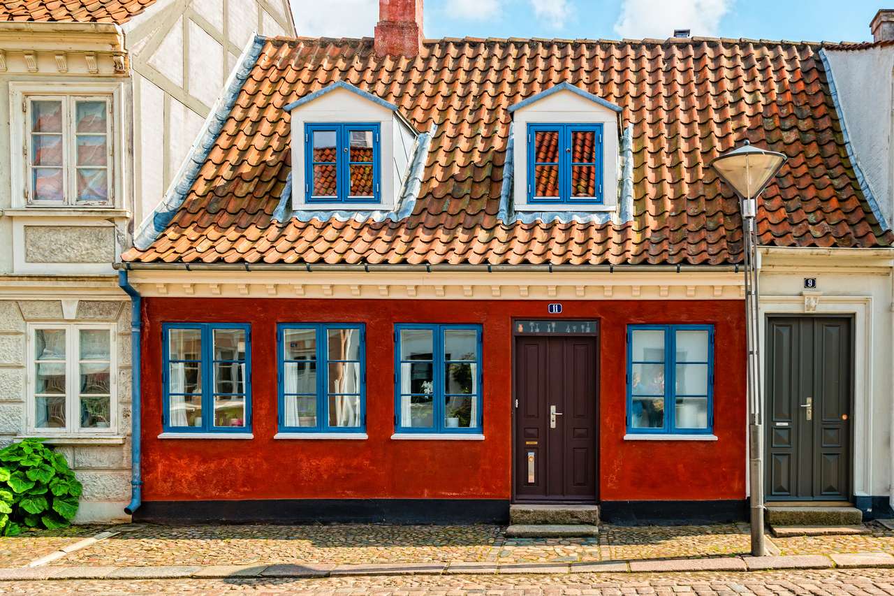 Kolorowe tradycyjne domy w starym mieście Odense, Dania. puzzle online