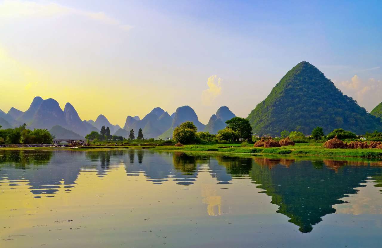 Odbicie gór w Li River puzzle online