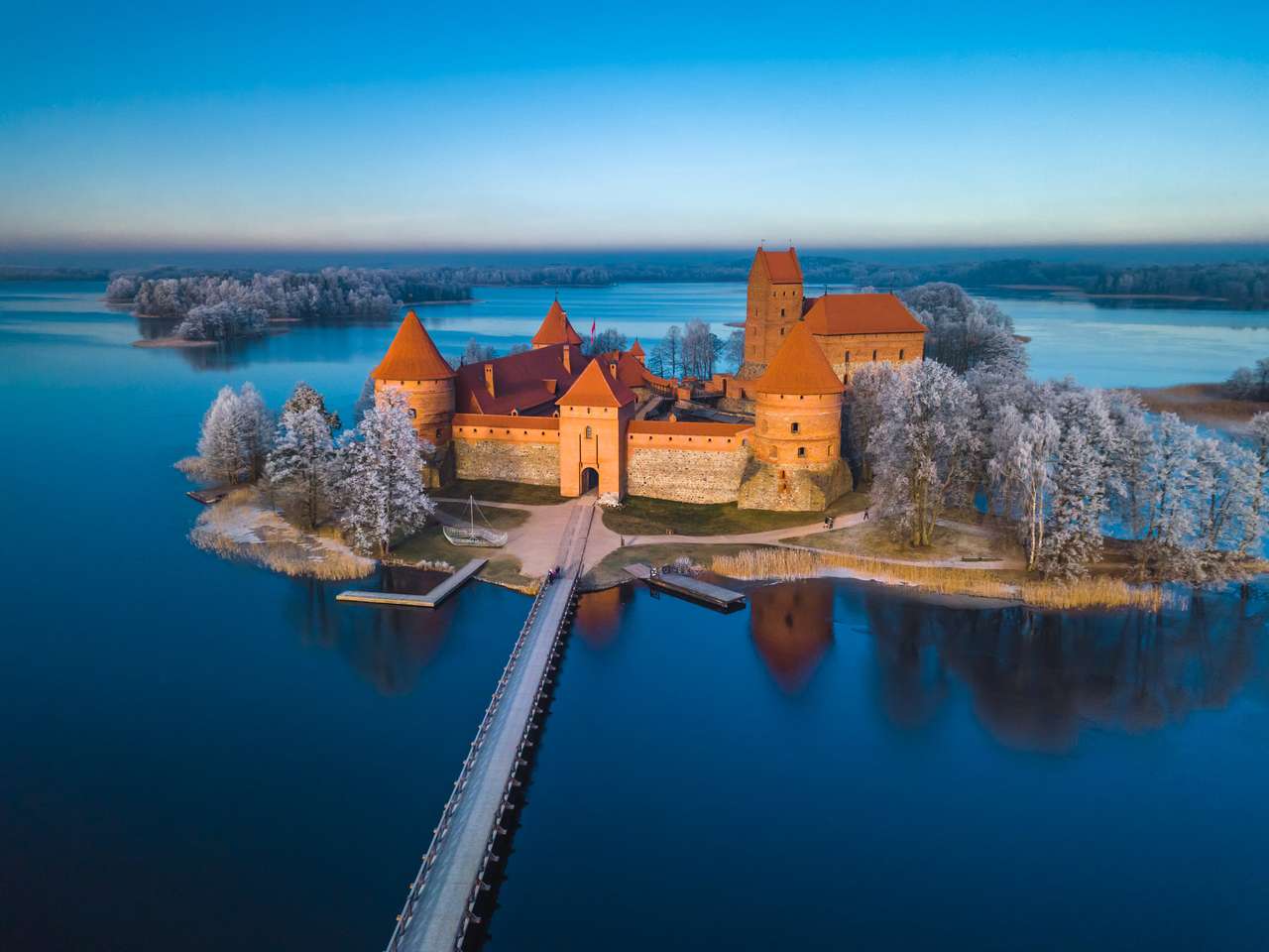 Zamek w Trokach zimą puzzle online
