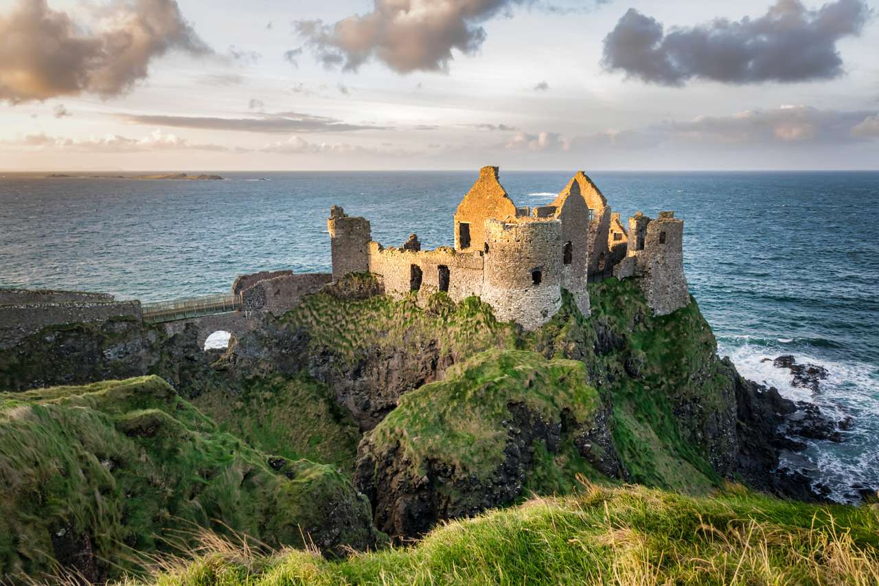 Ruiny zamku Dunluce w Irlandii Północnej puzzle online