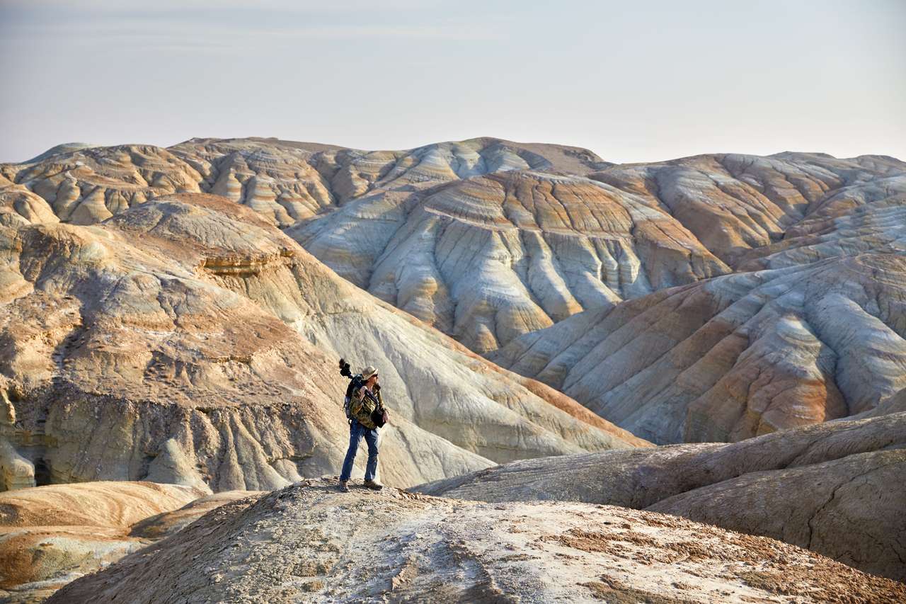 Turysta w surrealistycznych pustynnych górach puzzle online