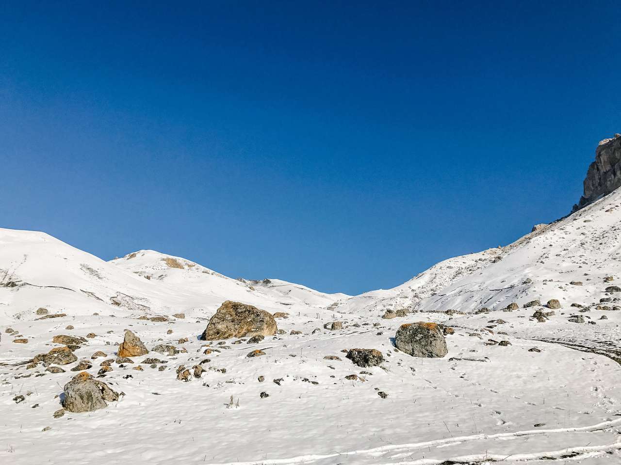 Góry i wzgórza pokryte śniegiem puzzle online