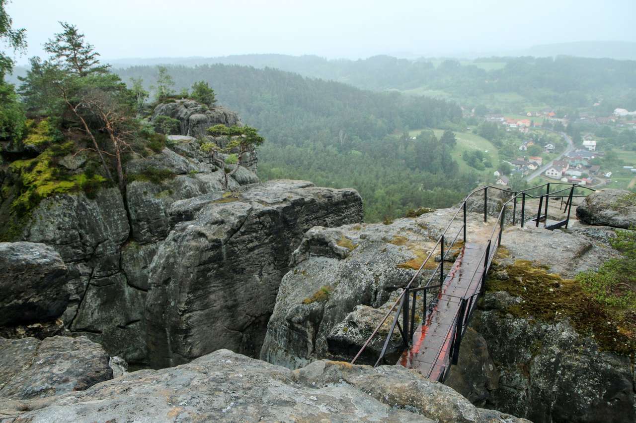 Naturalny obszar ze skałami w Czechach puzzle online