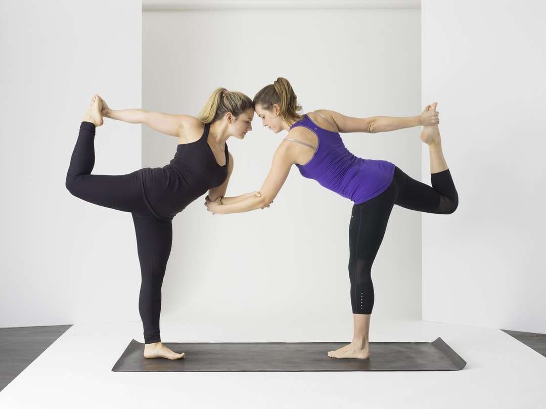 dwie kobiety robiące jogę puzzle online