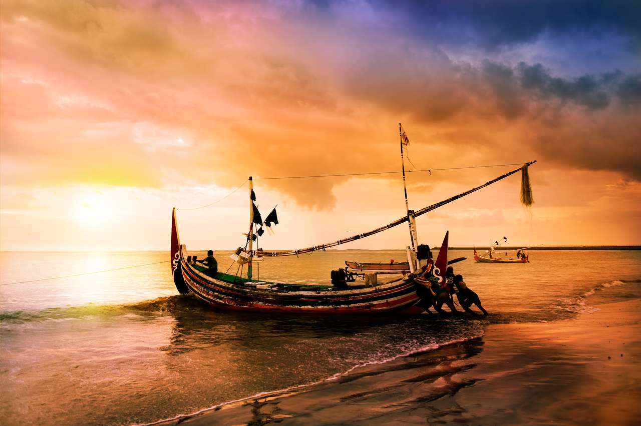 lokalna łódź na plaży o zachodzie słońca, Bali, Indonezja puzzle online
