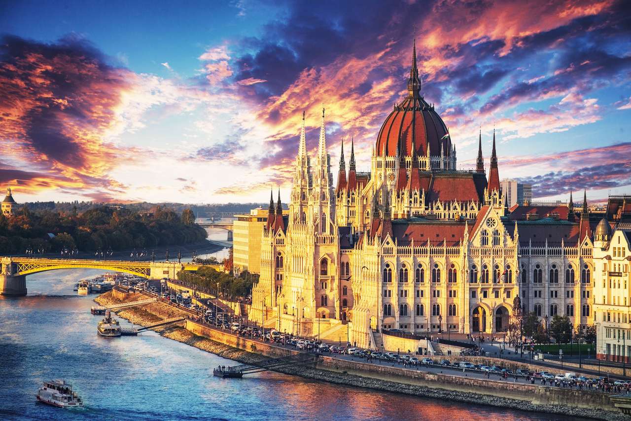 Budynek Parlamentu o zachodzie słońca w Budapeszcie, Węgry puzzle online