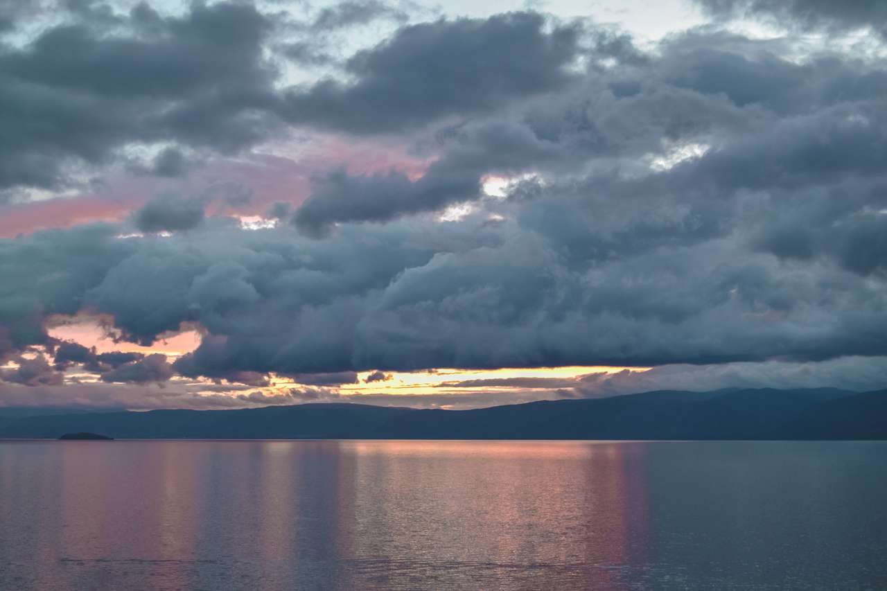 zachód słońca ze srebrzystymi chmurami na jeziorze bajkał puzzle online