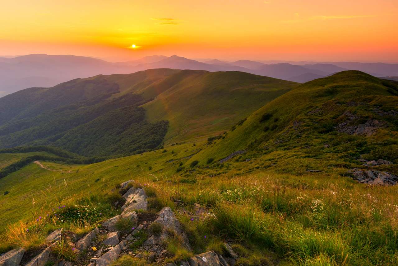 Piękny letni zachód słońca w górach puzzle online