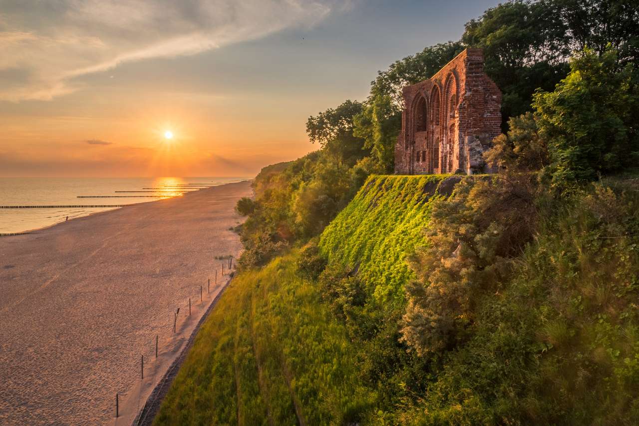 Wschód słońca nad ruinami kościoła w Trzęsaczu, Polska puzzle online
