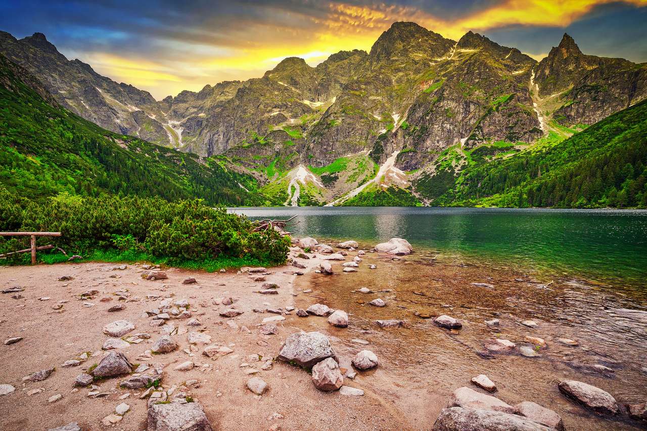 Oko jeziora morskiego w Tatrach o zachodzie słońca, Polska puzzle online