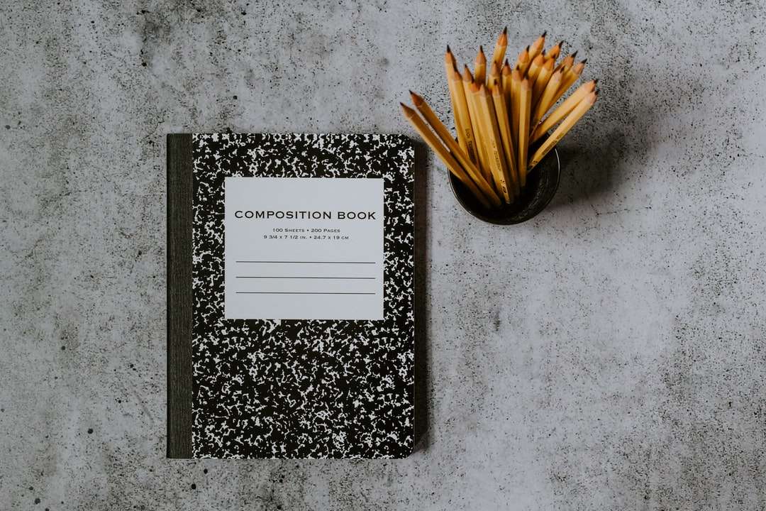 czarno-biała książka na szarym marmurowym stole puzzle online