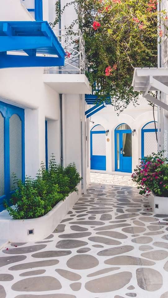 Domy przy uliczce w Santorini puzzle online