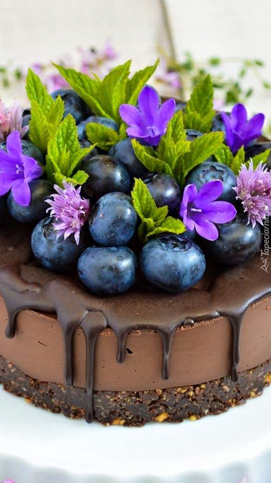 Borówki i kwiaty na czekoladowym torciku puzzle online