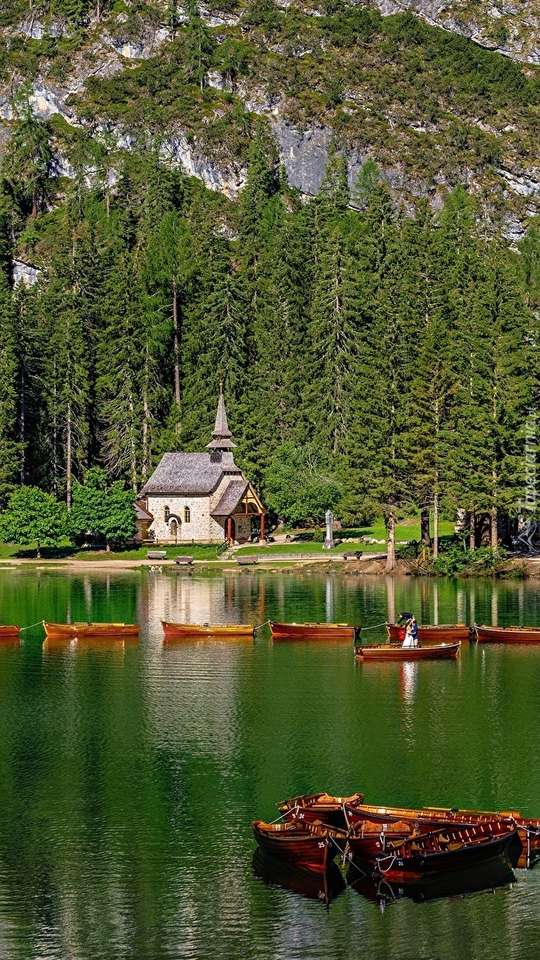 Łódki na jeziorze Pragser Wildsee puzzle online