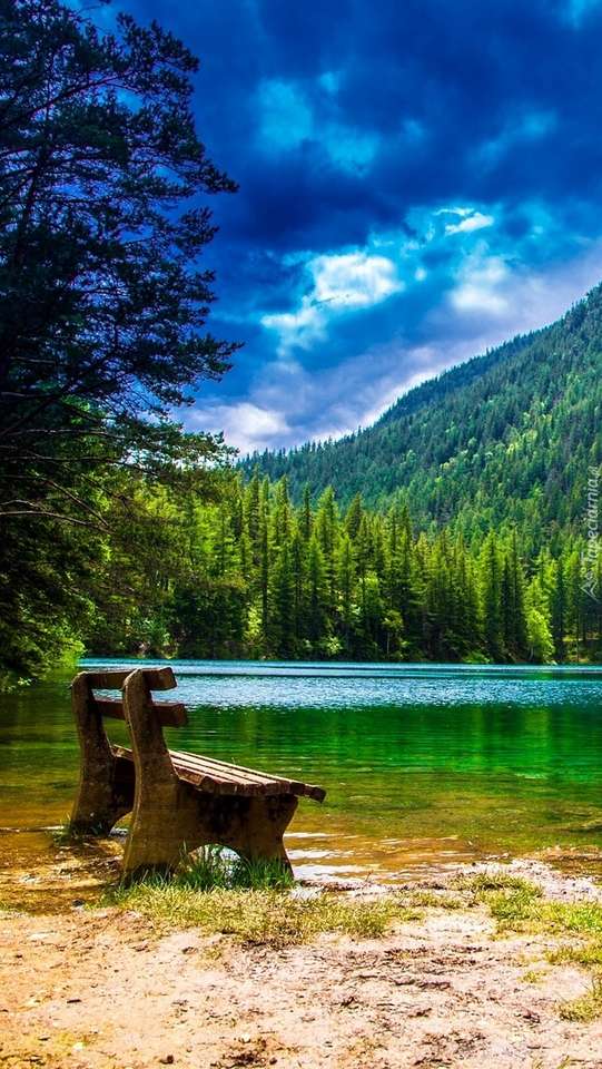 Ławeczka nad jeziorem w górach puzzle online