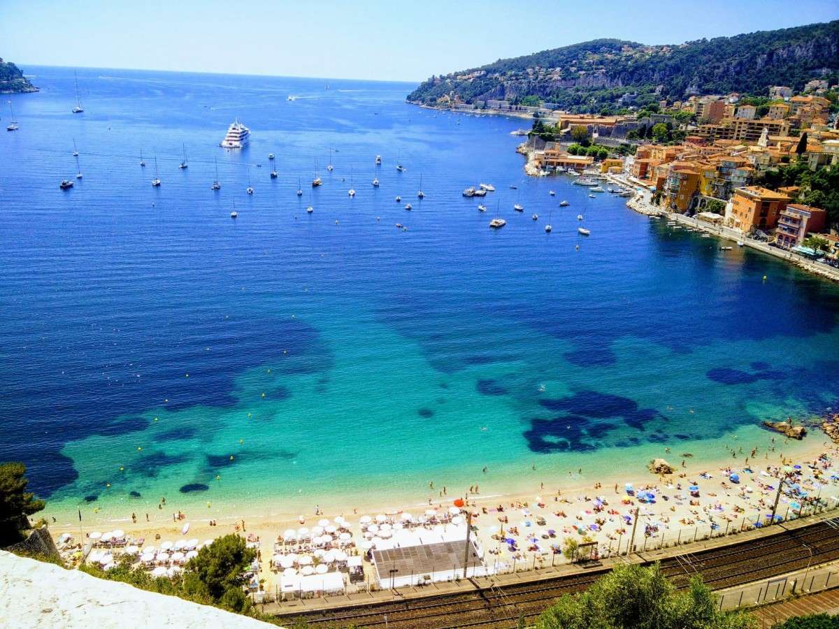 BEACH ON THE COTE D AZUR 154 pieces Play Jigsaw Puzzle for free at