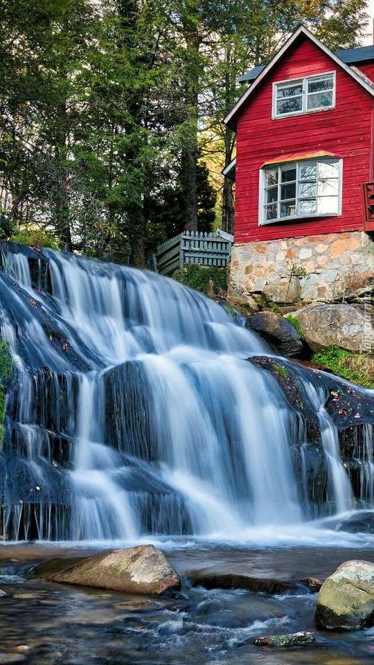 Dom przy wodospadzie puzzle online