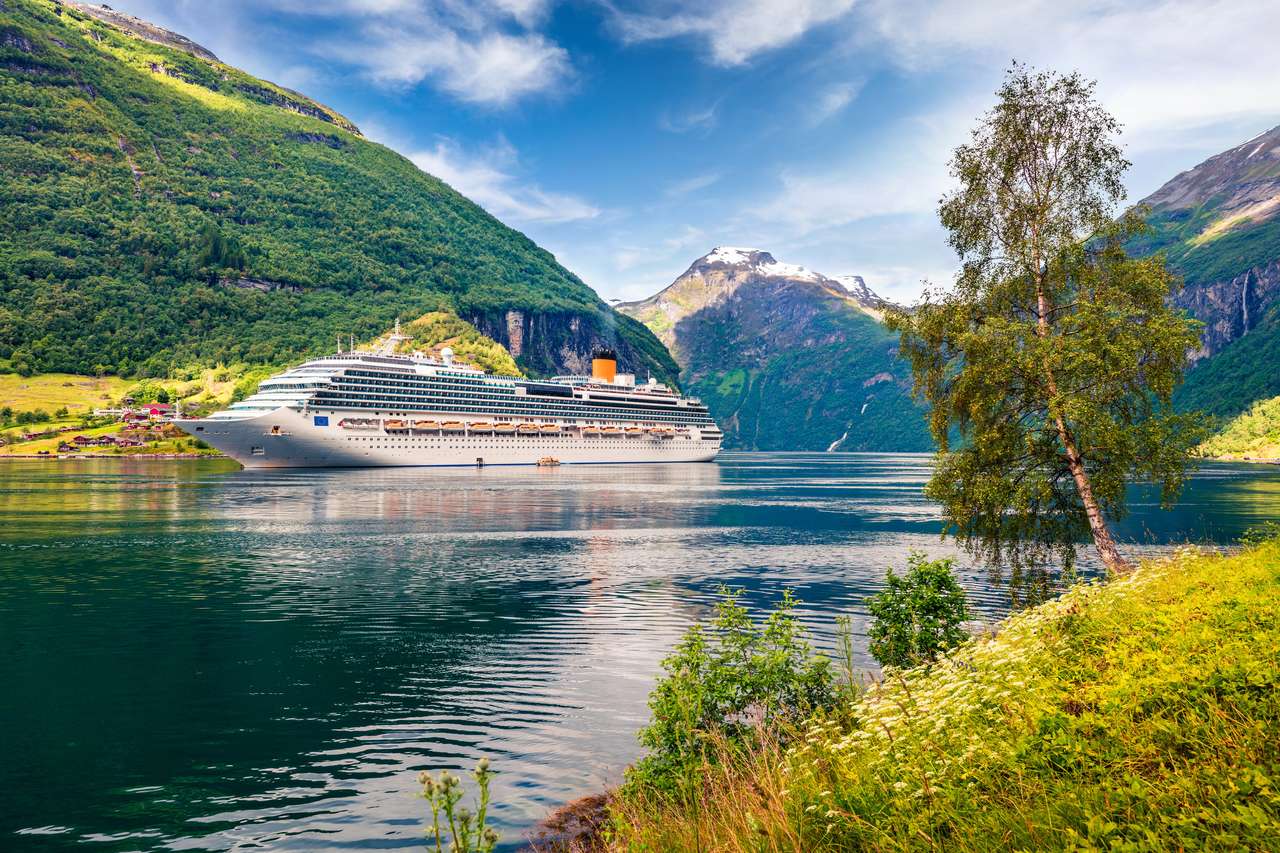 Duży statek wycieczkowy w fiordzie Sunnylvsfjorden puzzle online