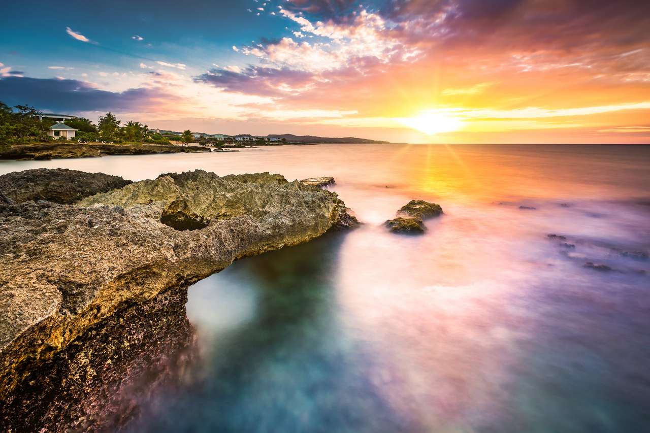 zachód słońca nad kamienistą plażą na Jamajce? puzzle online