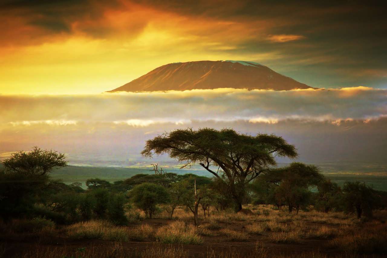 Kilimandżaro i linia chmur o zachodzie słońca puzzle online