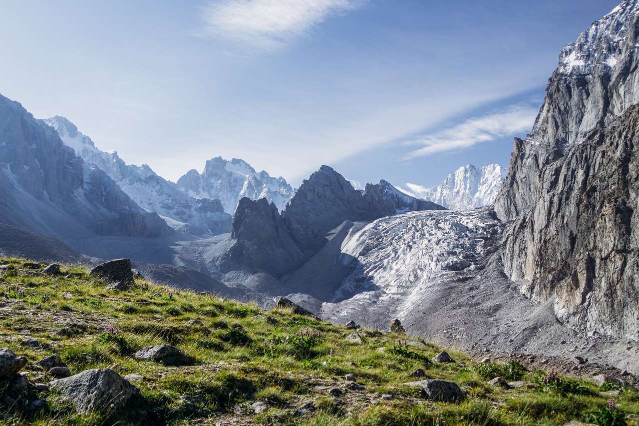 ośnieżone góry skaliste, Kirgistan, Ala Archa puzzle online