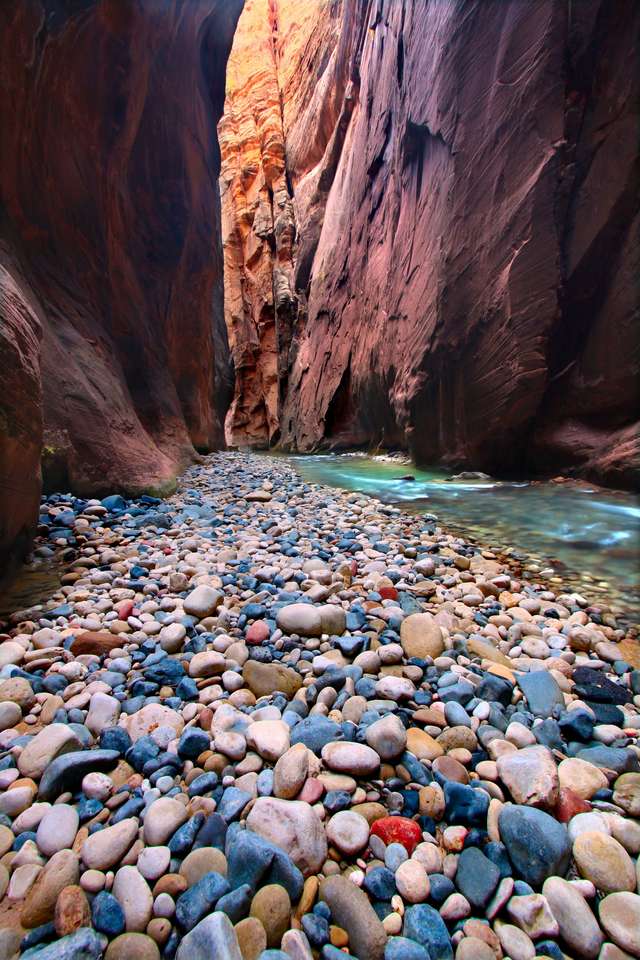 Dziewicza rzeka w Parku Narodowym Zion w stanie Utah puzzle online