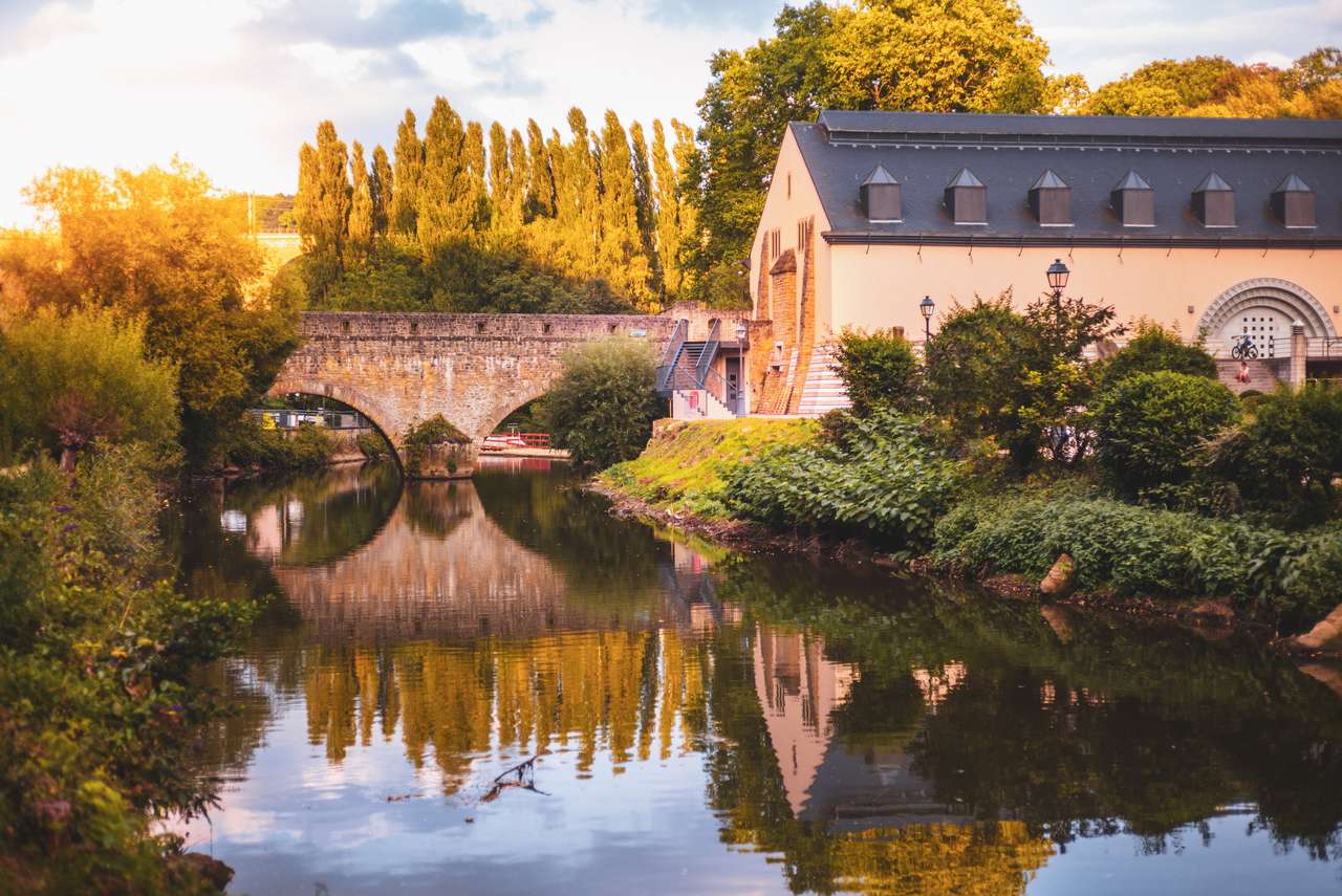 Alzette, rzeka przecinająca stare miasto w Luksemburgu puzzle online