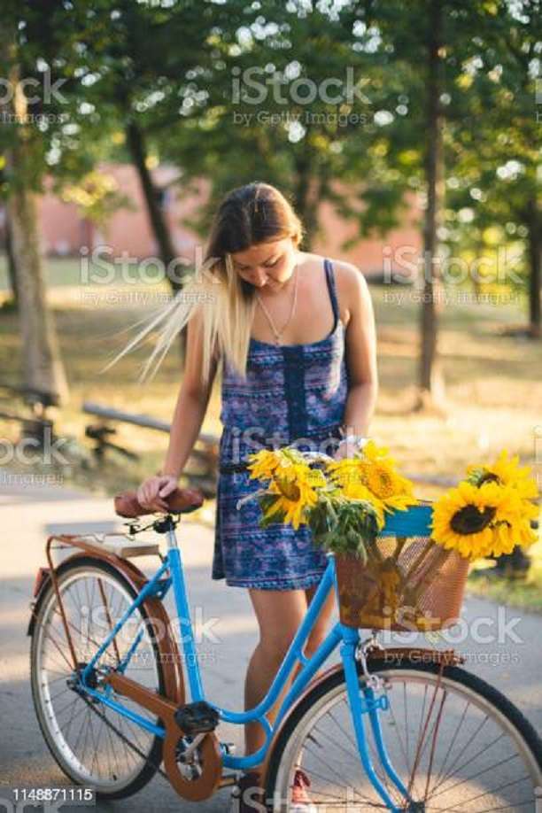 niosąc kwiaty na rowerze puzzle online