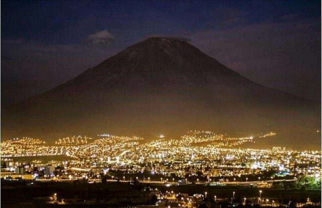 Miasto Arequipa i wulkan Misti nocą Peru puzzle online