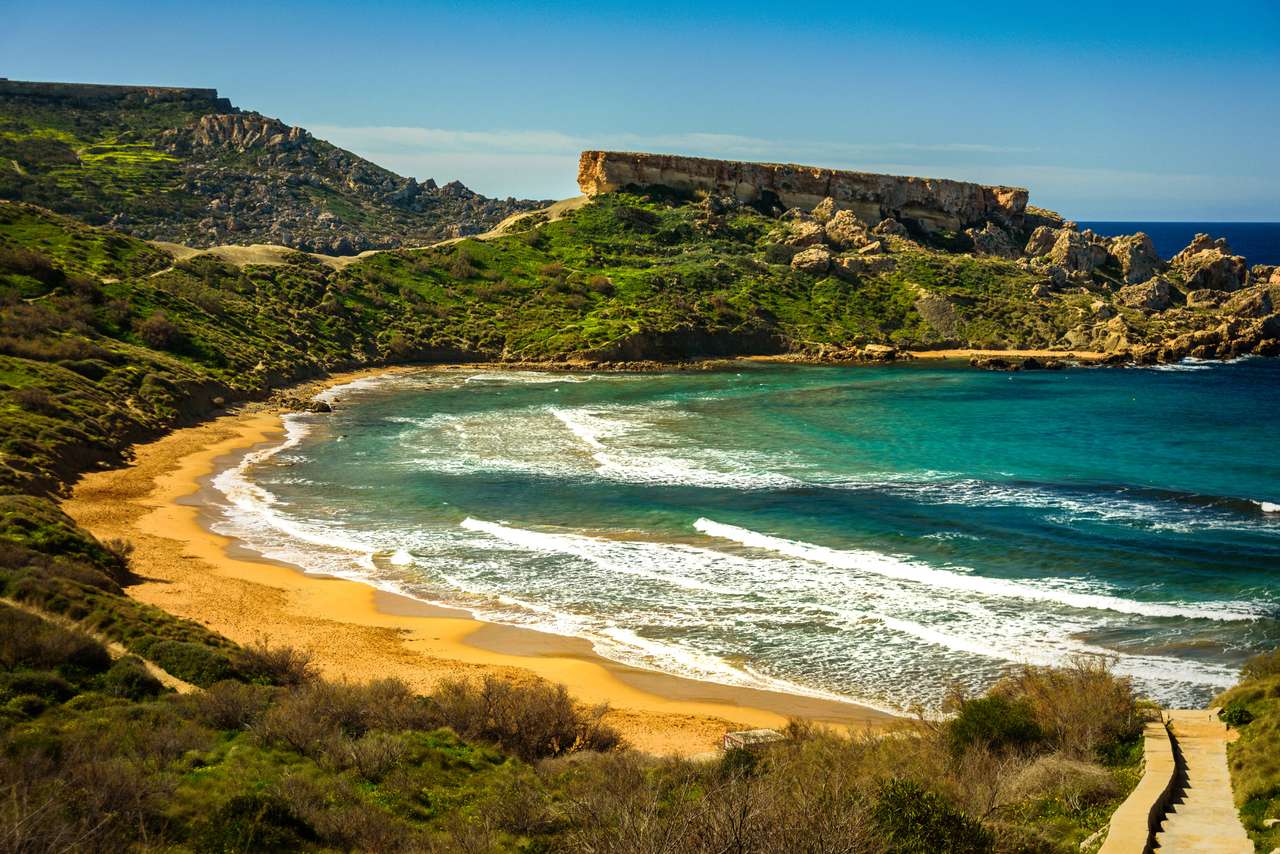 Plaża na riwierze maltańskiej, Mgarr. Zatoka Ghajn Tuffieha puzzle online
