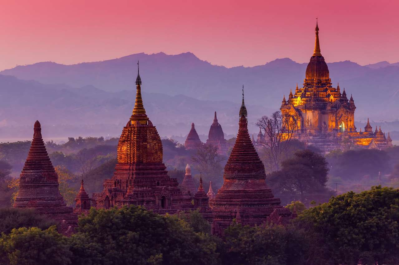 starożytna świątynia w Bagan po zachodzie słońca, Myanmar puzzle online