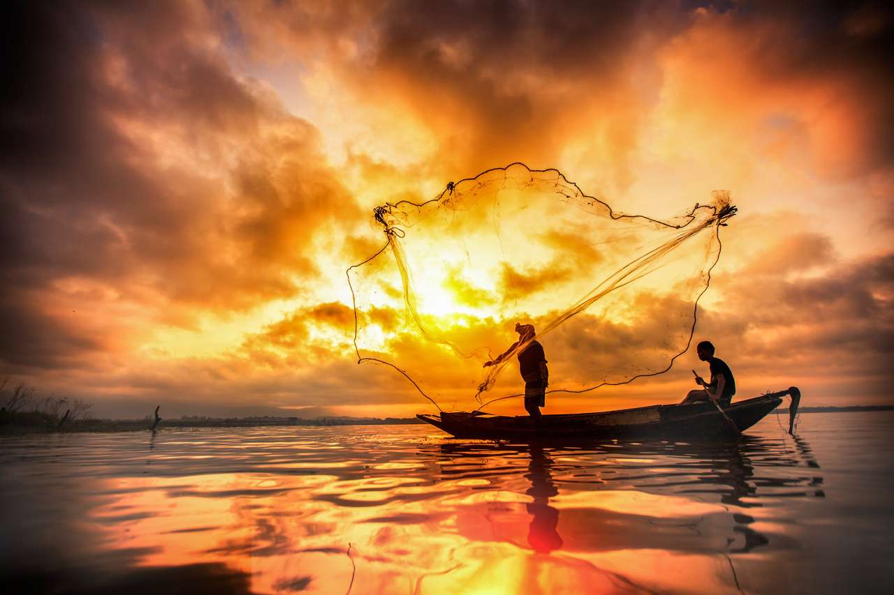 Rybak z jeziora Bangpra w akcji podczas łowienia ryb, Tajlandia puzzle online