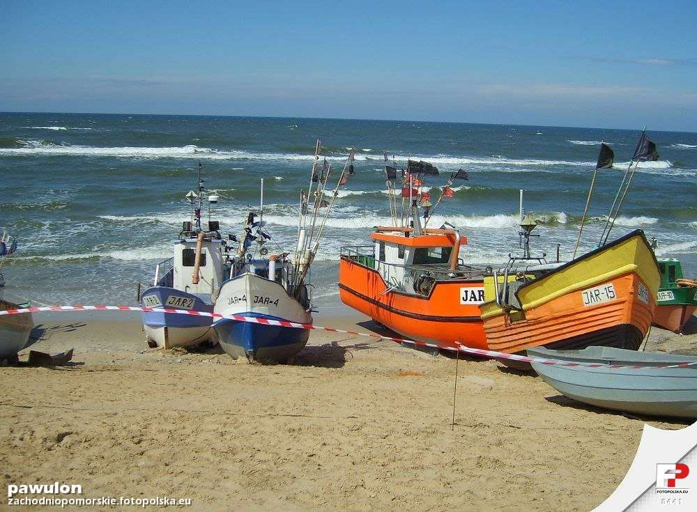 Łodzie rybackie na plaży morskiej puzzle online
